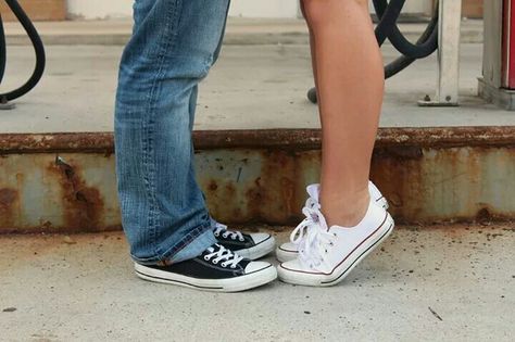 Couples photoshoot. Black and white chuck taylors. Converse Couple Sneakers Photoshoot, Converse Engagement Photos, Engagement Photos With Converse, Couples Converse, Converse Photography, Couple Sneakers, Short Couples, White Chuck Taylors, All Star Shoes