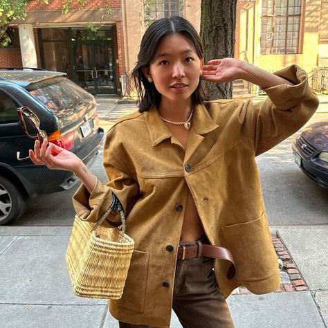 YAN YAN CHAN on Instagram: "Back on my hojicha @urbanic_30" Yan Chan, Mode Kimono, Fall Lookbook, Brown Suede Jacket, Fall Fits, Winter Trends, Mode Inspo, Mode Inspiration, Suede Jacket