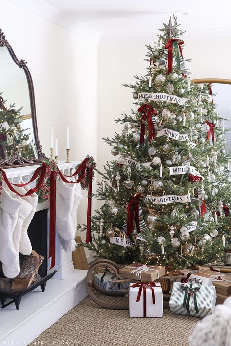 Red Christmas Decor, Classic Christmas Decorations, Traditional Christmas Decorations, Christmas Decor Inspiration, Silver Christmas Tree, Red Christmas Tree, Christmas Interiors, Christmas Tree Inspiration, Christmas Themes Decorations