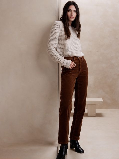 Womens Brown Pants, Corteroid Pants Outfits, Regular Fit Jeans Outfit Women, Brown Corduroy Pants Outfit Women, Straight Leg Corduroy Pants, Courderoy Pants Outfits Women, Brown Pants Outfit, Corduroy Pants Outfit, Class Themes