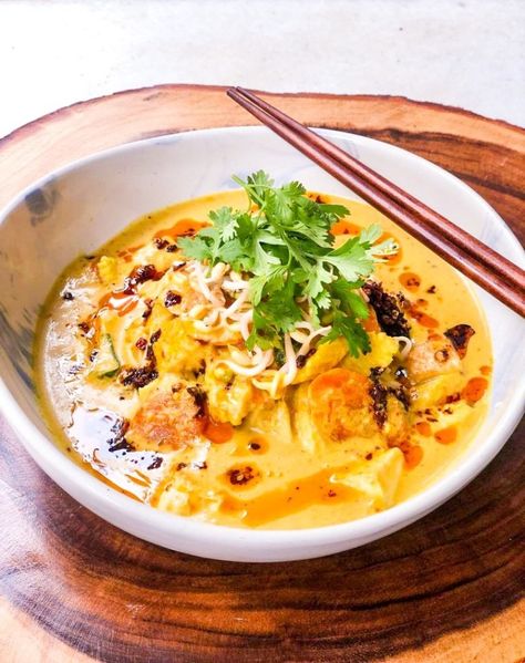 Vegan Curry Recipes From Around The World - The Foodie Diaries Tofu And Noodles, Malaysian Laksa, Vegan Thai Curry, Laksa Recipe, Laksa Soup, Vegan Curry Recipes, Khao Soi, Fantasy Food, Fresh Turmeric