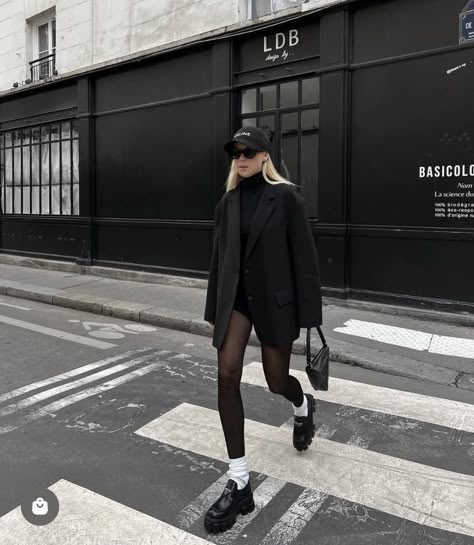 Loafers Outfit, Blazer Outfits For Women, Cold Outfits, Paris Outfits, Looks Street Style, White Socks, Mode Inspo, Winter Mode, Looks Chic