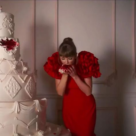 I Bet You Think About Me (MV) I Bet You Think About Me Taylor Swift Music Video, Taylor Swift Iconic Looks Music Videos, Taylor Swift I Bet You Think About Me, Me Music Video Taylor Swift, I Bet You Think About Me Taylor Swift, Taylor Swift Height, Bolo Taylor Swift, Lilac Wine, Taylor Swift Cake