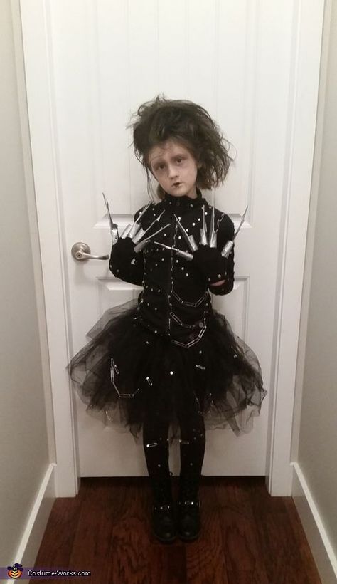 Cl Outfits, Pale Concealer, Edward Scissorhands Costume, Diy Girls Costumes, Old Halloween Costumes, Bakugou And Uraraka, Liquid Latex, Scary Halloween Costume, Holloween Costume