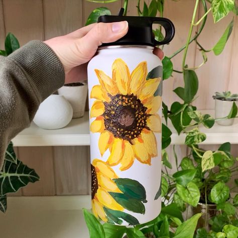 hadley haffner on Instagram: “a cheerful sunflower water bottle painting I got to do for a sweet friend of mine!🌻 I painted with acrylic paint & sealed with Mod Podge!” Water Bottle Painting, Flask Painting, Painted Water Bottle, Painted Hydroflask, Hydro Painting, Flask Art, Bottle Paintings, Water Bottle Art, Animal Paintings Acrylic