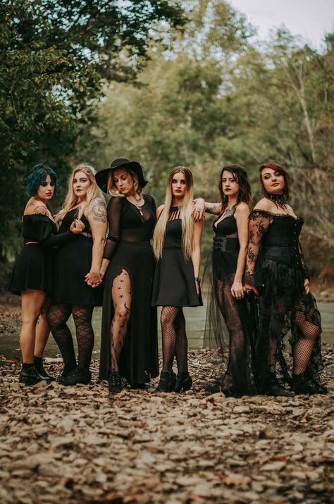 Best Friends Witch Photoshoot, Witch Photoshoot Outfit Ideas, Friend Witch Photoshoot, Cemetery Photoshoot Friends, Witch Pics Pictures, Witches Photoshoot Ideas, Witch Photoshoot Outfit, Witchy Photoshoot Outfits, Halloween Group Photoshoot Ideas