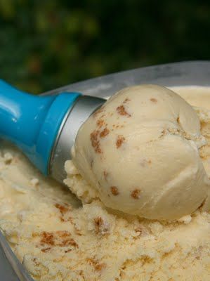 Amaretto Ice Cream - with crushed amaretti cookies and amaretto liqueur Amaretto Ice Cream Recipe, Amaretto Ice Cream, Ice Cream Sauce, Lavender Ice Cream, Amaretti Cookies, Chilled Desserts, Ice Cream Maker Recipes, Fried Ice Cream, Ice Cream Pies