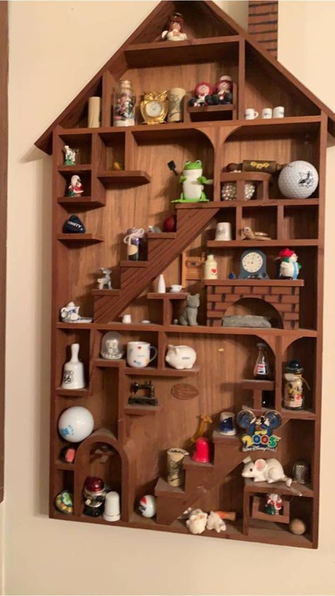 Small Figurine Display Ideas, Trinket Display Ideas, Figurine Shelf, Display Shelf Ideas, Trinket Shelf Display, Trinket Shelf, Miniature Display, Printers Tray, Tray Display