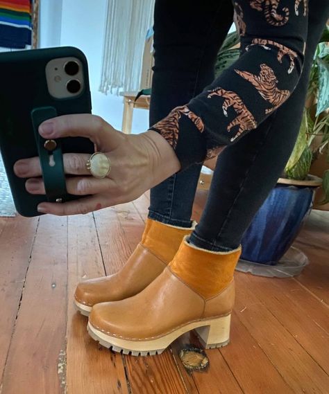 The Best Wooden Clog Boot — No. 6 or Swedish Hasbeens? | The Mom Edit Swedish Hasbeens Outfit, Clog Boots Outfit, Swedish Clogs Outfit, Swedish Hasbeens Boots, Platform Outfits, Wedge Outfit, Clog Outfit, Vegan Clogs, Pretty Boots