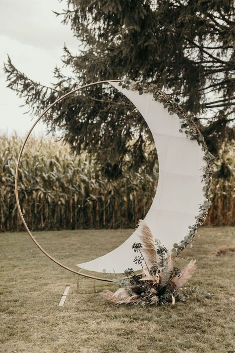 Moon Wedding Alter, Starry Night Wedding Arch, Diy Starry Night Decorations, Moon Altar Wedding, Celestial Wedding Arch, Moon Wedding Arch, Moon Arch Wedding, Moonlight Wedding, Starry Night Party Decorations