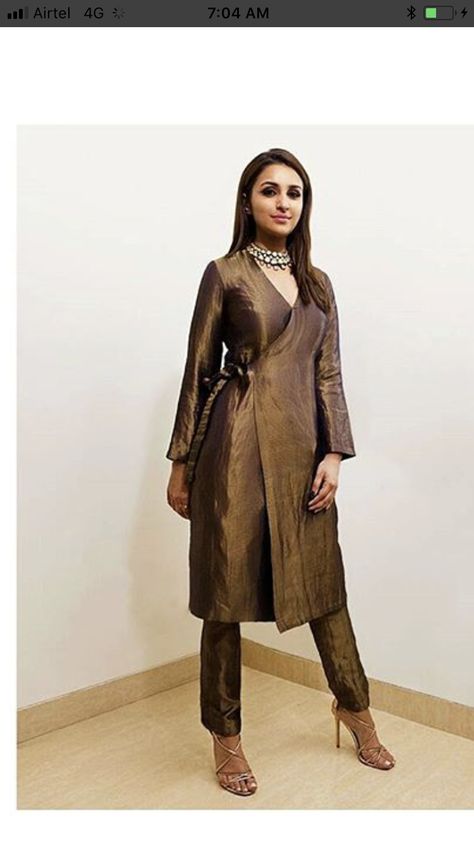 Banarsi Coord Set, Banarsi Silk Suit Designs Indian, Brocade Suit Design, Silk Kurti Designs, Simple Kurta Designs, Kurti Designs Latest, Casual Indian Fashion, Kurta Neck Design, Parineeti Chopra