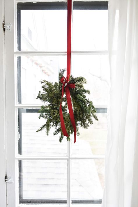 Wreath In Living Room, Christmas Wreath Indoor, Timeless Christmas, Decorate For Christmas, Christmas Date, Holiday Home Tour, Christmas Decor Inspiration, Chic Holiday, Christmas Interiors