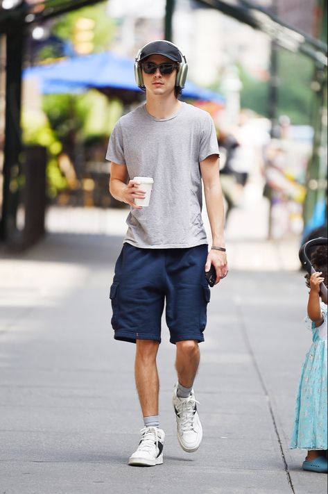 Timothee Chalamet Street Style, Timothee Chalamet Fashion, Timothee Chalamet Outfits, Boys Street Style, Mens Glasses Fashion, Timmy T, Tomboy Style Outfits, Streetwear Men Outfits, Timothee Chalamet