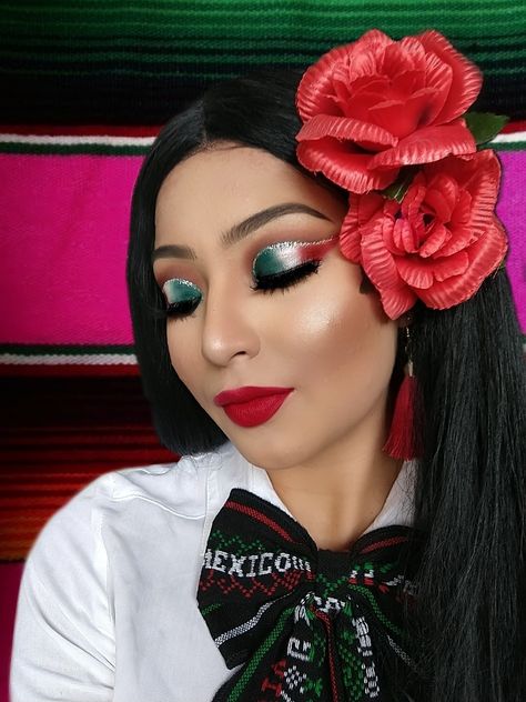 MÁQUILLAJE MEXICANO para el 15 de septiembre 😘🇲🇽🇲🇽 Máquillajedeméxico #makeupmexico #maquillajepatrio🇲🇽😘 Mexican Flag Makeup Ideas, Mexican Flag Eyeshadow Looks, Mexican Independence Day Makeup Ideas, Mexico Flag Makeup Look, Mexico Makeup Eye, Mexican Theme Makeup, Mexican Eye Makeup, Mexico Independence Day Makeup, Mexico Eyeshadow Look