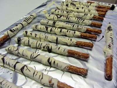 BIrch Bark Pretzels - 3 ingredients for a beautiful Fall snack by Moments of Delight...Anne Reeves Woodland Treats, Birch Wedding, Chocolate Covered Pretzel Rods, Portable Snacks, Pretzel Dip, Fall Snacks, Pretzel Rods, Moon Baby, Food Log