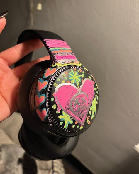 Painted Headphones Diy, Headphone Decoration Ideas, Headphones Customized, Funky Headphones, Decorating Headphones, Decorate Headphones, Painted Headphones, Headphone Deco, Decorated Headphones