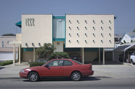 Dingbat, La Brea Avenue, Los Angeles, via Flickr. Googie Architecture, Midcentury Architecture, Frank Lloyd Wright Homes, Modernist House, La Brea, Mid Century Architecture, Apartment Architecture, Commercial Architecture, Architecture Exterior