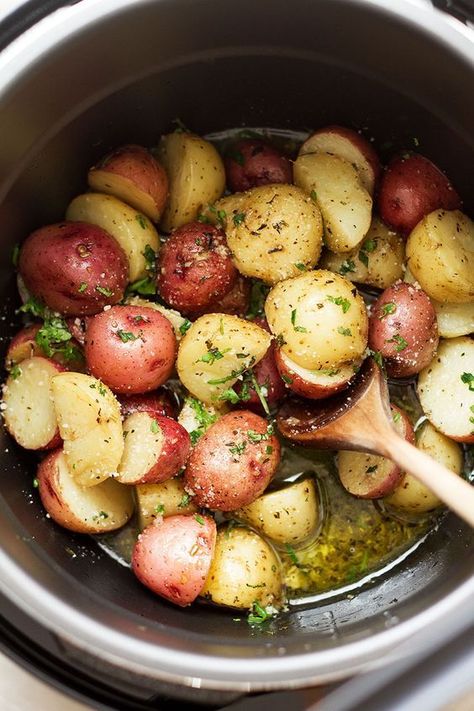 Instant Pot Garlic Brown Butter Potatoes — Ready in 7 minutes, the easiest and fastest potatoes you will ever make. So moist and flavorful! Instant Pot Roasted Potatoes, Instant Pot Red Potatoes, Instant Pot Veggies, Zucchini Zoodles, Crockpot Express, Red Potato Recipes, Butter Potatoes, Electric Pressure Cooker Recipes, Pressure Pot