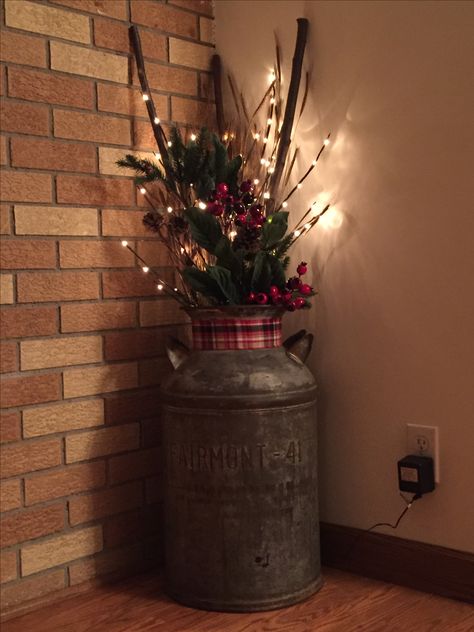 For the corner of any area, this one stands out. Simple yet makes a great statement! How To Decorate Corner Of Front Porch, Christmas Milk Can Decor Front Porches, Christmas Milk Jug Decor, Milk Can Decor, Old Milk Cans, Country Christmas Decorations, Christmas Porch Decor, Christmas Decorations Diy Outdoor, Planter Ideas