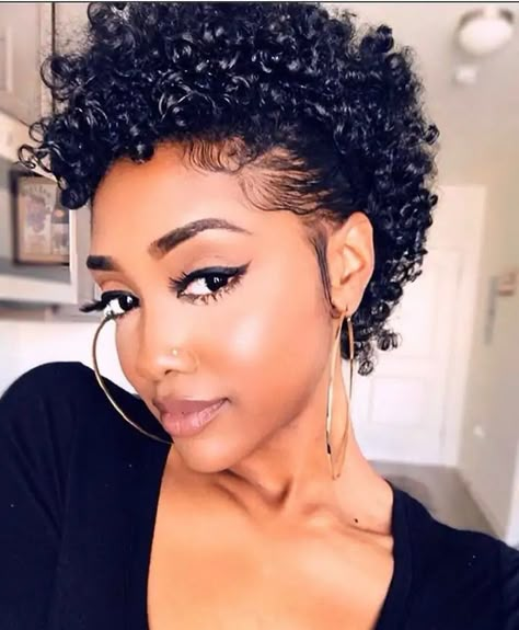 25 Cute short curly hairstyles for black women to try in 2020 Kręcony Bob, Cute Short Curly Hairstyles, Beyonce Hair, Short Natural Curly Hair, Short Hair Black, Black Curly Hair, Natural Hair Styles Easy, Short Wavy Hair, Short Black Hairstyles