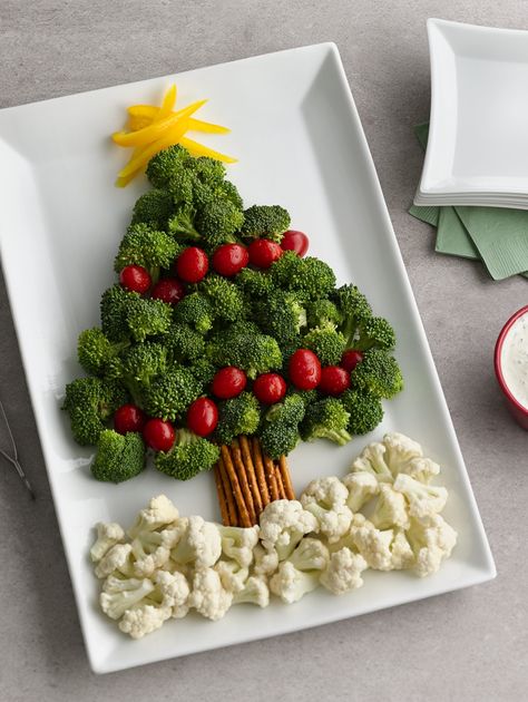 A broccoli and tomato "tree" with a pretzel "trunk" and cauliflower "snow" makes for a memorable and easy Christmas appetizer! Broccoli Christmas, Healthy Christmas Snacks, Broccoli And Cauliflower, Vegetable Platter, Decorações Com Comidas, The Whoot, Healthy Christmas, Veggie Tray, Xmas Food