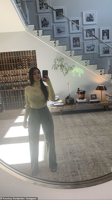 Kardashian Winter Style, Kourtney Kardashian House, Kourtney Kardashian And Travis Barker, Kourtney Kardashian And Travis, Kardashian Home, Estilo Kardashian, Kourtney Kardashian Style, Estilo Kylie Jenner, Kylie Jenner Look