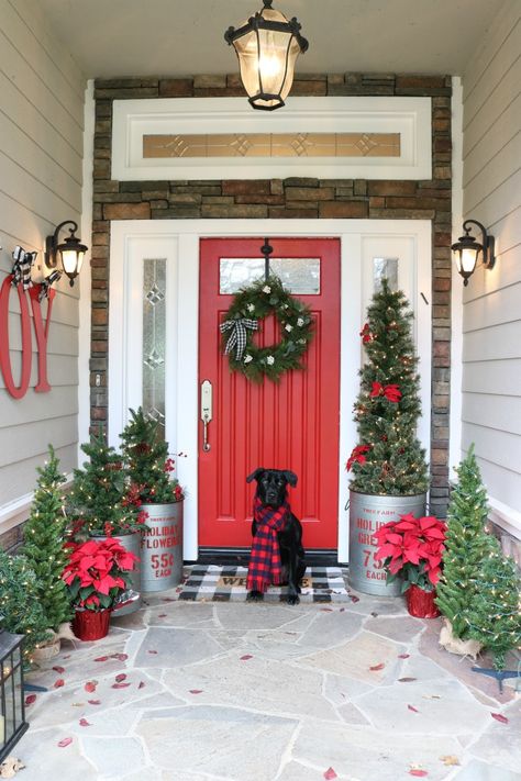 Vibeke Design, Christmas Door Decoration, Front Door Christmas Decorations, Christmas Scarf, Painted Front Doors, Christmas Front Porch, Christmas Front Doors, Christmas Porch Decor, Front Porch Christmas Decor