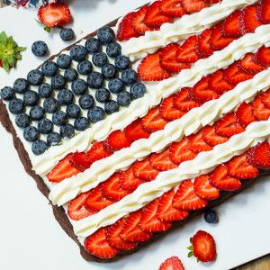 Tomorrow is National Flag Day so I thought I would share this adorable Flag Brownie which not only is a great way to celebrate Flag Day but makes a fun 4th of July dessert. I made a homemade brownie batter, but you could use a brownie mix. You would probably want to use 2 … Patriotic Food, Patriotic Desserts, Flag Cake, July Recipes, Blue Desserts, 4th Of July Desserts, Southern Kitchens, Dessert Party, Fourth Of July Food