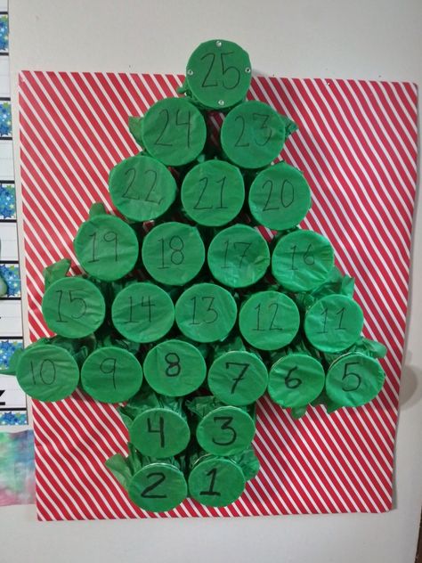 Solo Cup Advent Calendar, Solo Cup Christmas Advent Calendar, Advent Calendar With Toilet Paper Rolls, Chrtistmas Tree Using Cups, Cup Advent Calendar, Cardboard Background, Toilet Paper Roll Advent Calendar Chrisymas Tree, Christmas Crafts To Make And Sell, Advent Diy