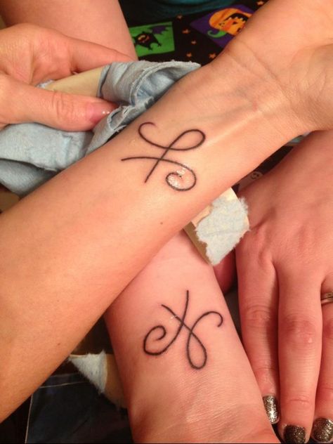 Celtic friendship tattoo. Me and my best friend had done on our wrist. Celtic Friendship Tattoo, Wrist Tatoo, Celtic Signs, Friendship Tattoo, Father Daughter Tattoos, Me And My Best Friend, Tattoo Me, Street Tattoo, Tattoo Signs