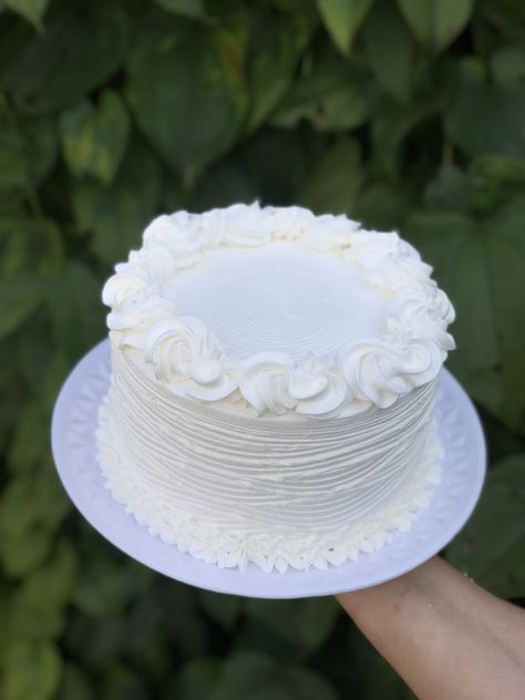 All White Cake Decoration, Simple Round Wedding Cake, White Buttercream Cake Design, Gender Reveal Cake Ideas Simple White, Cake Designs White, Mini White Cake, White Cake Ideas, Minimalist Cake Design, White Round Cake