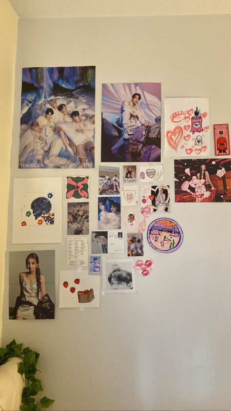 Kpop Door Decor, Kpop Room Wall, Poster Placement, Txt Room, Kpop Minimalist, Minimalist Dorm, Kpop Room, White Room Decor, Otaku Room