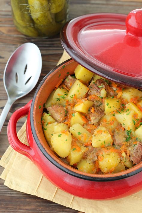 Braised Potatoes Russian, Serbian Potatoes, Russian Lunch Recipes, Romain Recipes, Russian Potato Recipes, Russian Recipes Dinner, Russian Breakfast Recipes, Russian Side Dishes, Meals For 4 People Dinners