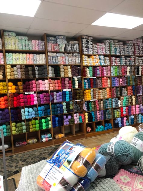 Yarn Craft Room Ideas, Yarn Storage Wall, Different Types Of Yarn, Crochet Room, Yarn Display, Knitting Room, Yarn Collection, Crochet Potholder Patterns, Giant Yarn