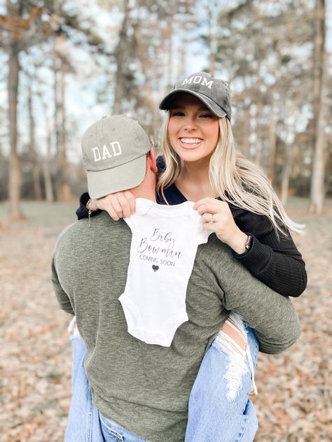 Onesie Gender Reveal Ideas, We’re Expecting Photos, Onsie Announcement Pregnancy, Baby Accouncement Ideas, Pregnancy Announcement Ideas Instagram, Baby Announcement To Daddy To Be, Casual Baby Announcement Photo Ideas, Baby Announcement Couple Photos, Farmer Pregnancy Announcement