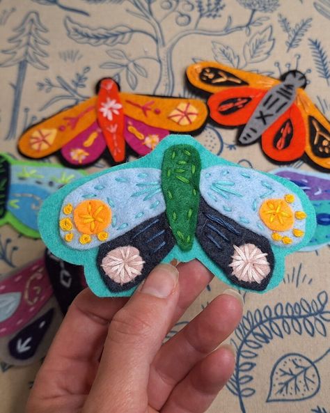 Fast and Fun Embroidered Felt Butterfly Patch - laruedefleurs.com Felt Butterfly Pattern Templates, Butterfly Felt Craft, Diy Felt Butterfly, Felt Patches Diy, Felt Butterfly Pattern, Butterfly Embroidery Designs, Felt Butterfly, Butterfly Patch, Embroidered Butterflies