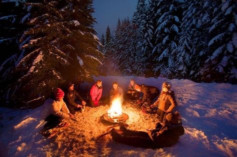 Camp fire in the snow Hygge Life, Winter Reads, Hygge Home, Winter Camping, Winter Party, Winter Fun, Holiday Lights, Good American, Family Activities