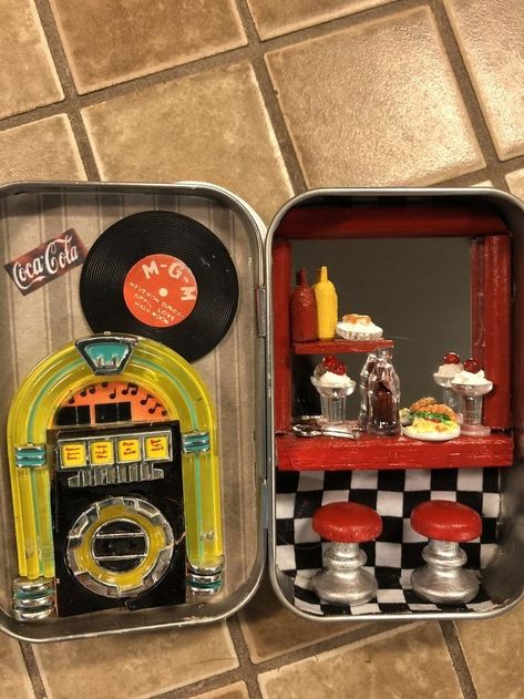 Altoids Tin Miniatures, Tiny Art Ideas Easy, Out Of The Box Art Ideas, Cool Miniatures, Mint Box Diy, Altoid Diorama, Box Head Ideas, Diy Altoid Tin Crafts, Altoid Tin Ideas Miniatures