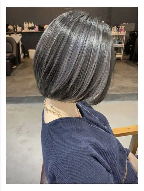 Short Hair With Gray Highlights, Black Hair With Grey Highlights, Short Hair Styling Ideas, Grey Short Hair, Silver Grey Hair Dye, Dark Silver Hair, Short Hair Styling, Hair Styling Ideas, Silver Hair Highlights