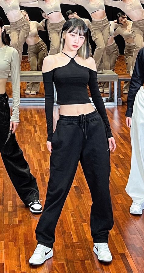 Chaewon Dance Practice Outfit, Le Sserafim Chaewon, Outfits Challenge, Kim Chaewon, Outfit Challenge, Aespa Karina, Pop Idol, Dance Practice, Looks Chic