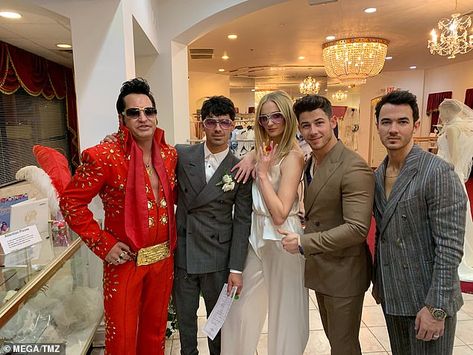 Sophie Turner Wedding, Joe Jonas Wedding, Joe Jonas And Sophie Turner, Wedding In Las Vegas, Elvis Impersonator, The Jonas Brothers, Elvis And Priscilla, Wedding Jumpsuit, Las Vegas Wedding