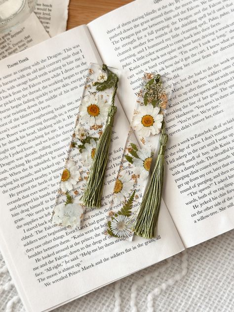 Resin Art Bookmark, What To Do With Dried Flowers, Resin Crafts Ideas, Dried Flowers Bookmark, Resin Bookmark Ideas, Unique Resin Ideas, Acrylic Bookmark Ideas, Flower Resin Bookmark, Wildflower Resin