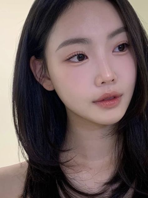 Korean Soft Glam Makeup, Natural Tone Makeup, Korean Spring Makeup, Korean Makeup Look Natural, Korean Everyday Makeup, Cool Toned Eyeshadow Looks, Korean Soft Makeup, Natural Elegant Makeup, Korean Ladylike Makeup