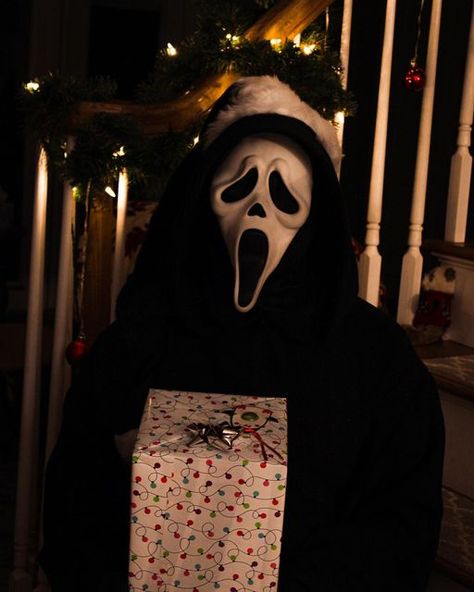 Christmas Horror, Scream Franchise, Ghostface Scream, Scream 6, Horror Villains, New Year Wallpaper, Horror House, Merry Christmas Everyone, Horror Characters