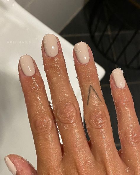 Short Oval Nails, Squoval Nails, Short Gel Nails, Casual Nails, Cute Summer Nails, Short Nail Designs, Oval Nails, Neutral Nails, Classy Nails