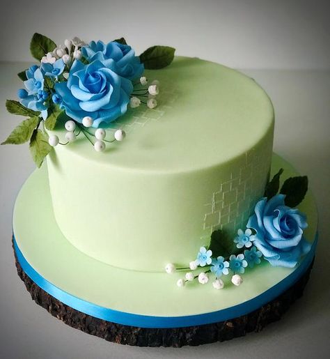 Blue Roses by Lorraine Yarnold Blue Rose Cake, Birthday Cake With Blue Flowers, Blue Cake With Pink Flowers, Blue Floral Cake Design, Sky Blue Cake Design, Blue Rose Cake Birthday, Rose Cake Design, Cow Birthday Cake, Sugar Flower Wedding Cake