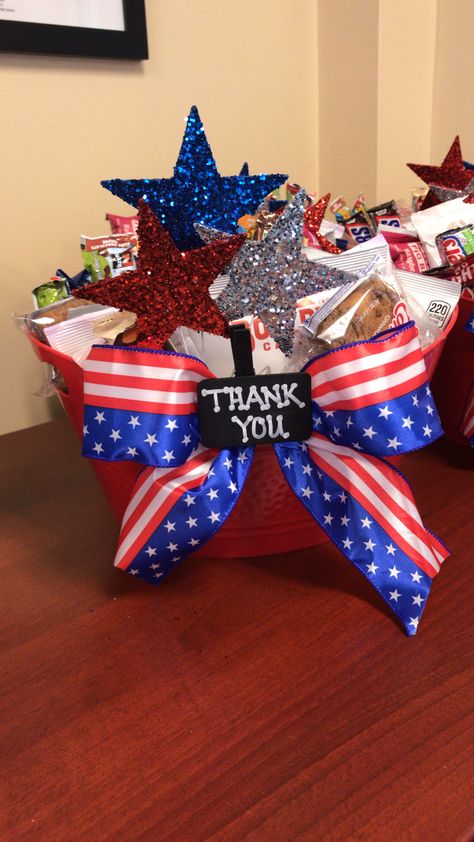 Patriotic gift basket Memorial Day Gift Basket Ideas, Veteran Gift Basket Ideas, Red White And Blue Gift Basket Ideas, Veterans Day Gifts Ideas, Veterans Day Basket Ideas, Veterans Day Gift Ideas Diy, Veterans Day Gift Baskets, Patriotic Gift Basket Ideas, Patriotic Raffle Basket Ideas