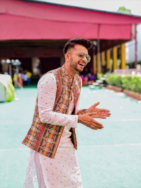 #weddingwear #nehrujacket #traditional #kurta #groom #ethnicwear #menstraditionalwear #indianmenswear #indianwear #indianwedding  #kurtapajama #mensindianwear #menstrend Men Kurta Koti Design, Haldi Kurta Ideas For Men, Wedding Sangeet Dress For Men, Koti And Kurta For Men, White Kurta For Haldi Men, Men Koti Kurta, Men Haldi Outfit Indian Grooms, Dandiya Dress For Men, Mens Koti Design