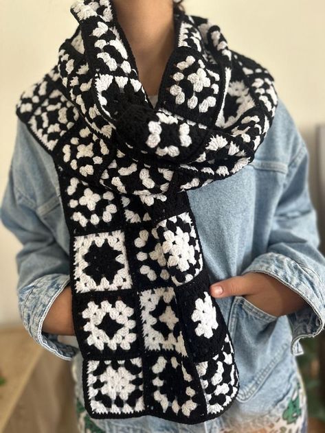 Facebook Crochet Scarf Black And White, Black And White Crochet Scarf, Crochet Granny Scarf, Cool Crochet Scarf, Crochet Scarf Granny Square, Two Color Granny Square, Black And White Granny Square, Crochet Christmas Presents, Crochet Grandma Square