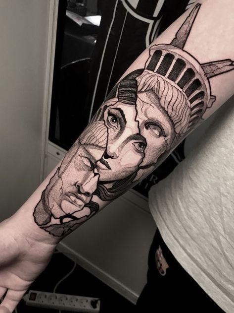 Statue Of Liberty Tattoo, Liberty Tattoo, Celtic Cross Tattoos, Tattoo Dotwork, Statue Tattoo, Tattoo Inspiration Men, Fire Tattoo, Greek Tattoos, Back Tattoo Women